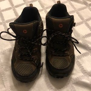MERRELL HIKING Boys Size 1 Wide